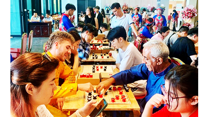 Cờ Mặt Trời được đông đảo người dân trong nước và du khách quốc tế đón nhận, yêu thích trong sự kiện ra mắt tại Bảo tàng Hà Nội.