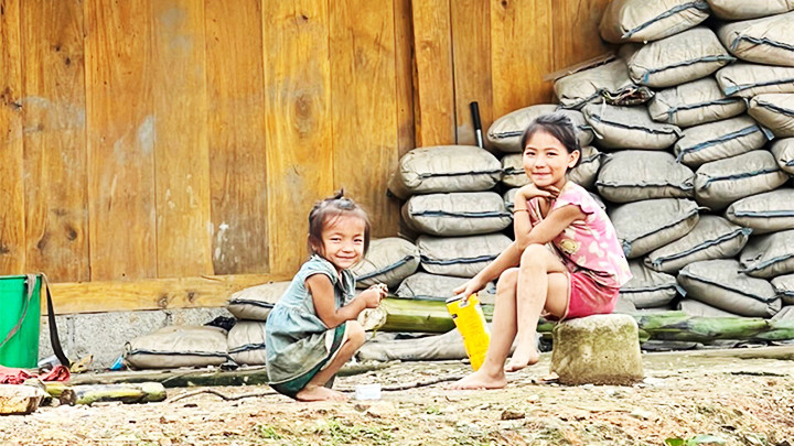 Những ánh mắt tươi vui của trẻ em xóm Lũng Mủm. Những ánh mắt tươi vui của trẻ em xóm Lũng Mủm.