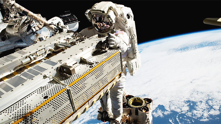 Phi hành gia bên ngoài trạm ISS. Ảnh: NASA