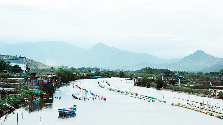 Nuôi thủy sản trên sông.