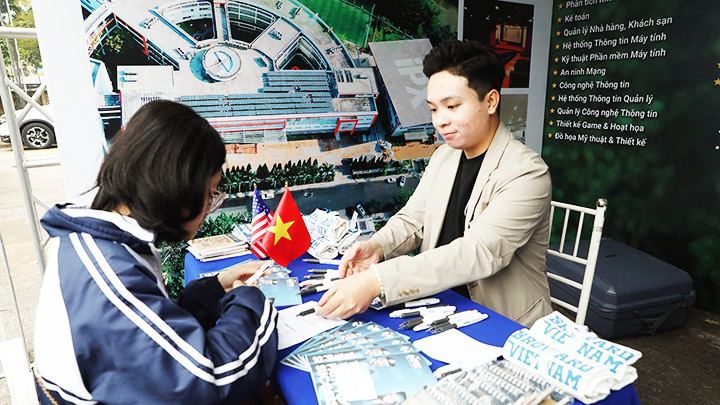 Hoạt động tư vấn, hướng nghiệp cho các em học sinh phổ thông. Ảnh: AN NHƯ Hoạt động tư vấn, hướng nghiệp cho các em học sinh phổ thông. Ảnh: AN NHƯ