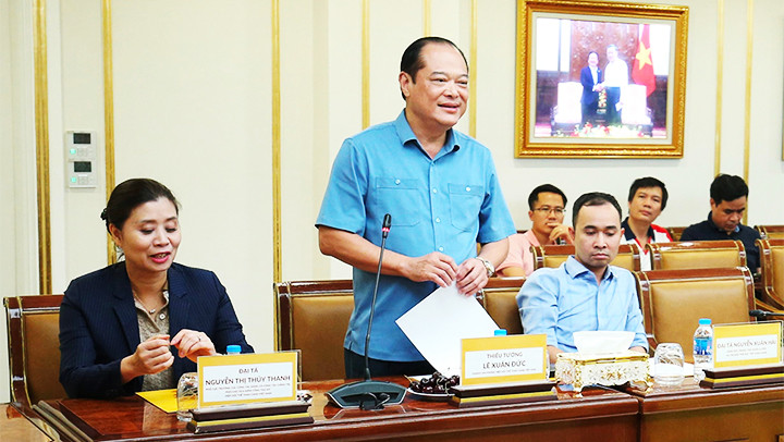 Thiếu tướng Lê Xuân Đức - Phó Cục trưởng CSGT (Bộ Công an), Chánh Văn phòng Hiệp hội thể thao CAND phát biểu trong lễ vinh danh. Thiếu tướng Lê Xuân Đức - Phó Cục trưởng CSGT (Bộ Công an), Chánh Văn phòng Hiệp hội thể thao CAND phát biểu trong lễ vinh danh.