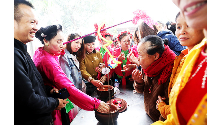 Thưởng thức những phần cơm thơm dẻo từ các niêu đạt giải.