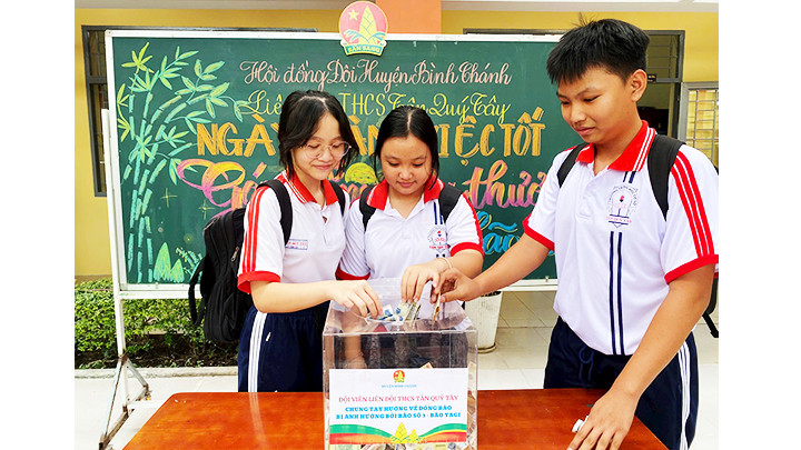 Học sinh trên địa bàn huyện Bình Chánh quyên góp ủng hộ đồng bào. Học sinh trên địa bàn huyện Bình Chánh quyên góp ủng hộ đồng bào.