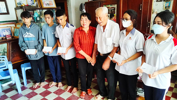 Cụ Cang tặng quà cho học sinh ngay tại nhà cụ. Cụ Cang tặng quà cho học sinh ngay tại nhà cụ.