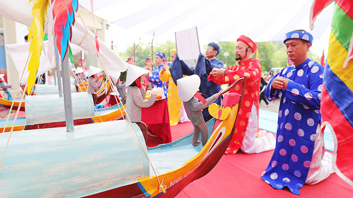 Lễ Khao lề thế lính Hoàng Sa diễn ra trong không khí trang nghiêm, thành kính. Lễ Khao lề thế lính Hoàng Sa diễn ra trong không khí trang nghiêm, thành kính.