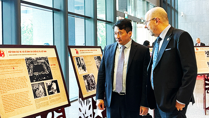 Các đại biểu tham quan triển lãm về ký kết Hiệp định Geneva.