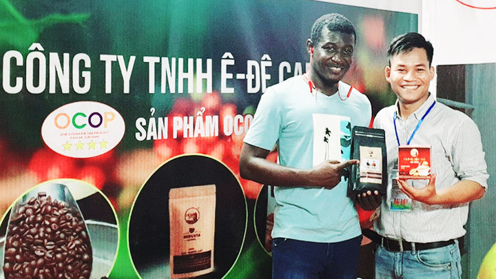 Y Pốt giới thiệu sản phẩm với khách nước ngoài tại hội chợ.