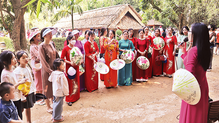 Người dân về thăm quê Bác tại làng Sen (xã Kim Liên, Nam Đàn, Nghệ An).