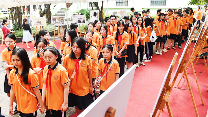 Đông đảo học sinh Thủ đô xếp hàng tham tham quan Triển lãm.