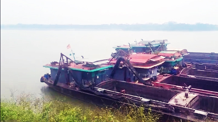 “Tàu ma” cập bờ gần chân cầu Vĩnh Thịnh ngày 30/11/2023.