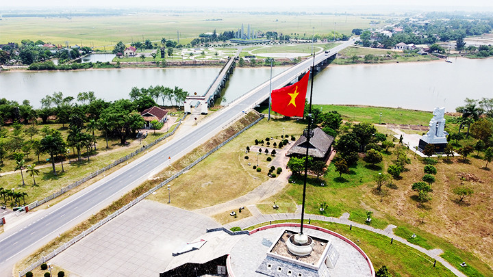 Khu Di tích lịch sử quốc gia đặc biệt Đôi bờ Hiền Lương-Bến Hải (thuộc huyện Vĩnh Linh).