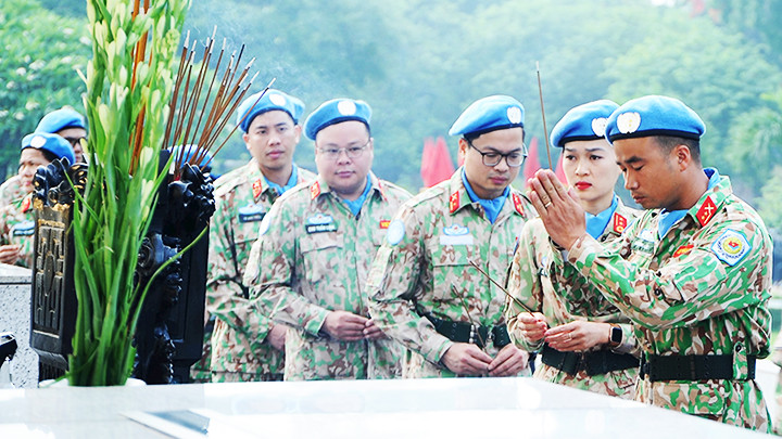 Thắp hương tưởng nhớ các Anh hùng liệt sĩ.