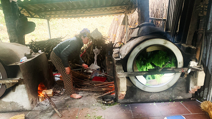 Sao chè bằng máy tại hộ gia đình.