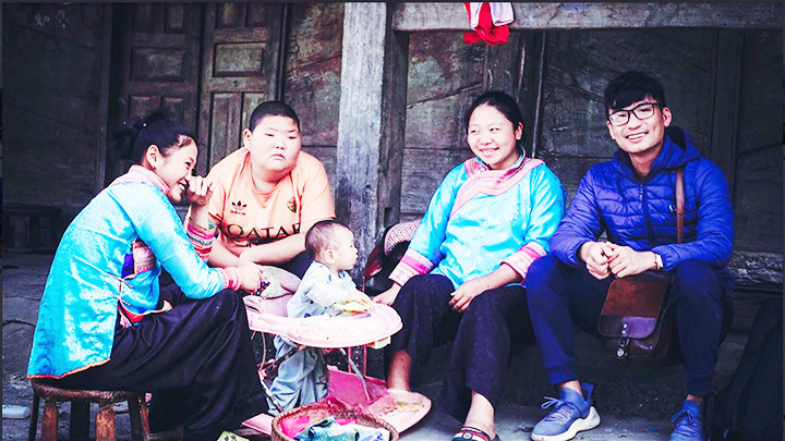 Phan Thành trong một chuyến thực tế tại bản dân tộc Xạ Phang ở Tủa Chùa.