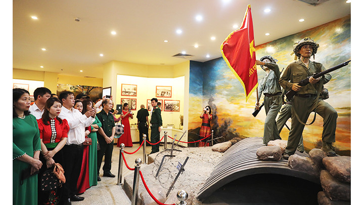 Người dân tham quan Bảo tàng chiến thắng lịch sử Điện Biên Phủ.