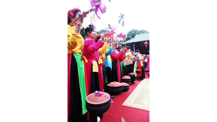 Xếp hàng đợi chấm điểm.