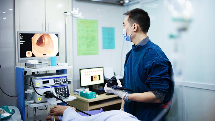 Khám nội soi cho bệnh nhân.Ảnh: AN NHƯ