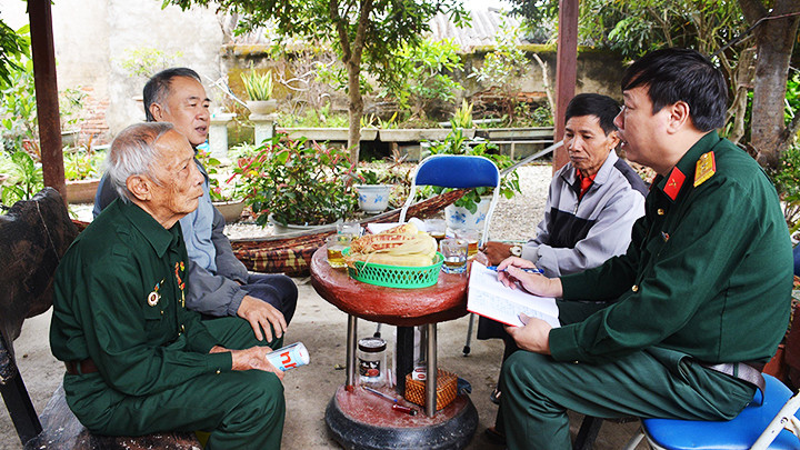 Tác giả trò chuyện với cụ Nguyễn Văn Khả.