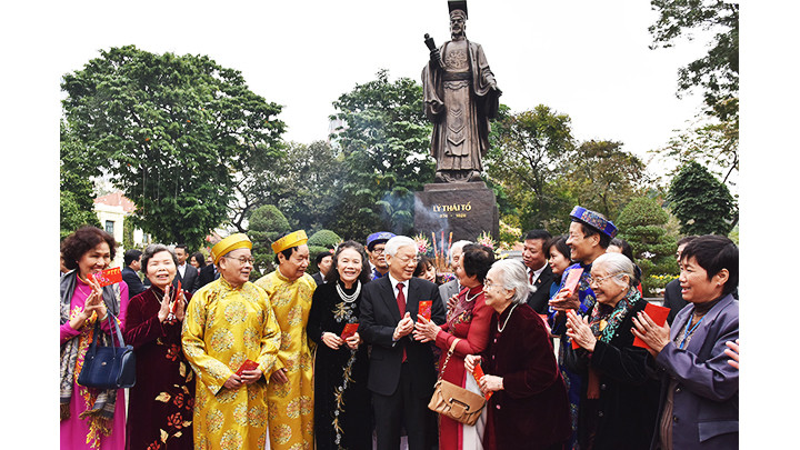 Tổng Bí thư Nguyễn Phú Trọng thăm hỏi, chúc Tết người dân Hà Nội trong ngày đầu năm mới Đinh Dậu 2017.Ảnh: ĐĂNG ANH Tổng Bí thư Nguyễn Phú Trọng thăm hỏi, chúc Tết người dân Hà Nội trong ngày đầu năm mới Đinh Dậu 2017.Ảnh: ĐĂNG ANH