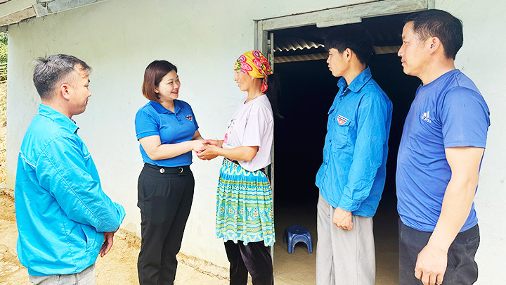 Nhờ các đoàn viên thanh niên cùng các nhà hảo tâm, chị Mùa Thị Giáng đã có ngôi nhà kiên cố. Nhờ các đoàn viên thanh niên cùng các nhà hảo tâm, chị Mùa Thị Giáng đã có ngôi nhà kiên cố.