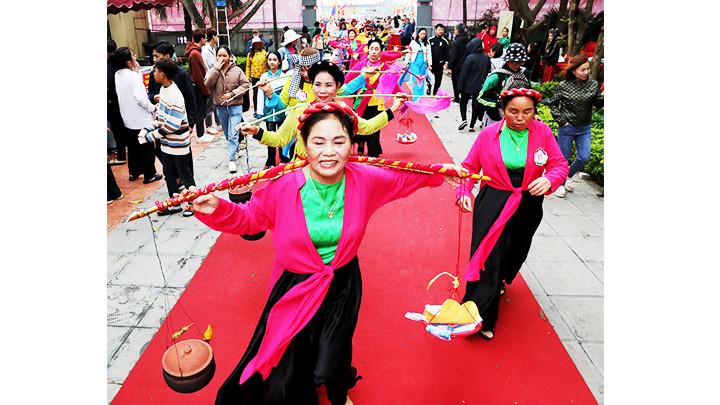 Các đội thi mang cơm vào trình lăng Văn Sơn.