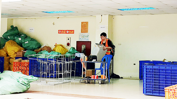 Kiểm tra hàng hóa tại kho của doanh nghiệp vận chuyển. Ảnh: NGUYỆT ANH