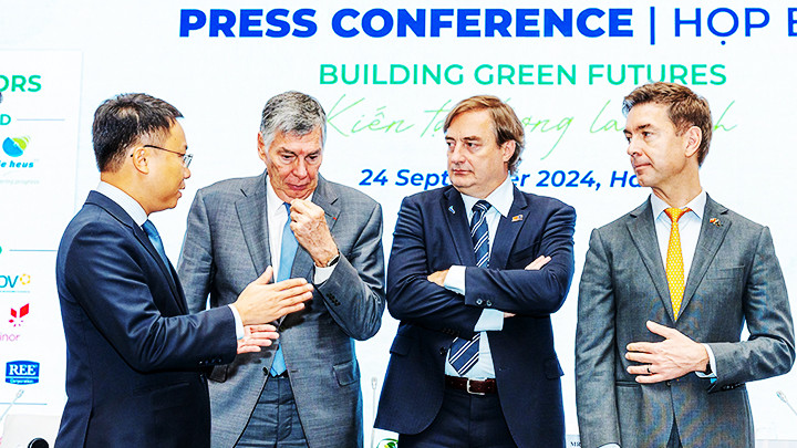 Các đại biểu trao đổi ý kiến bên lề hội nghị.