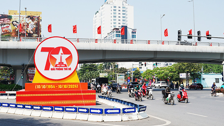 Trang trí trên các tuyến đường. Trang trí trên các tuyến đường.