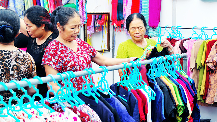 Các hộ kinh doanh mong muốn điều chỉnh ngưỡng doanh thu tính thuế lên cho phù hợp mặt bằng giá cả hiện nay. Ảnh: NAM HẢI