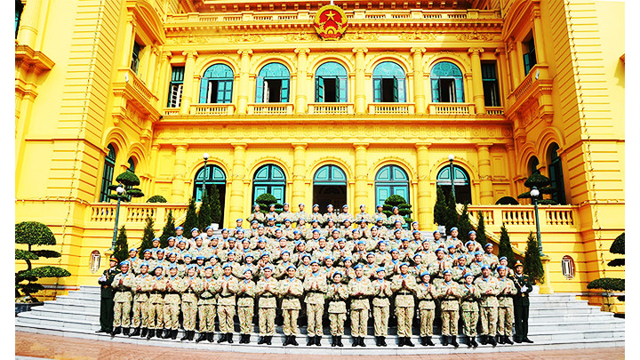 Chụp ảnh lưu niệm tại Phủ Chủ tịch.