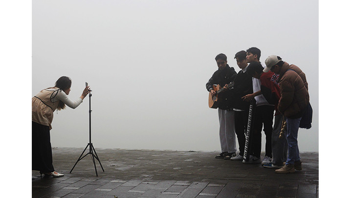 Nhóm bạn trẻ làm clip. Nhóm bạn trẻ làm clip.