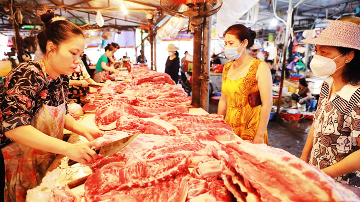 Nhiều mặt hàng lương thực, thực phẩm có xu hướng tăng giá. Ảnh: NHƯ LIÊN