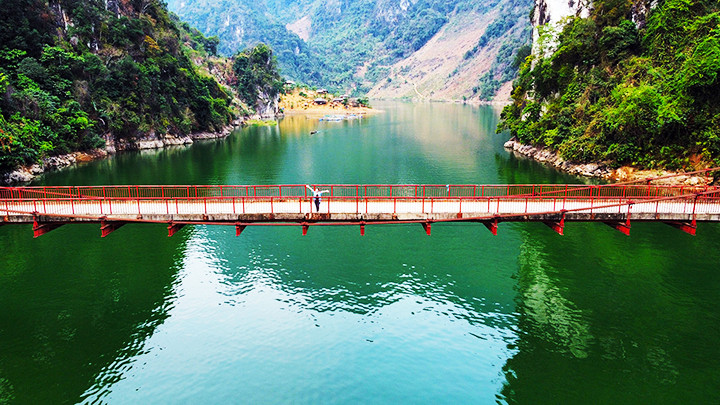 Khám phá lòng hồ là trải nghiệm thu hút du khách. Khám phá lòng hồ là trải nghiệm thu hút du khách.