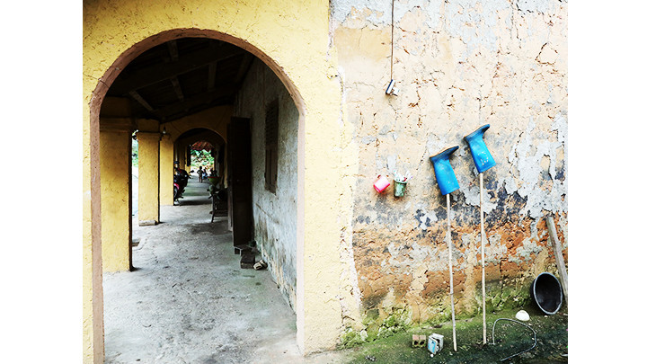 Hành lang sinh hoạt chung cũng là sân chơi của trẻ. Hành lang sinh hoạt chung cũng là sân chơi của trẻ.