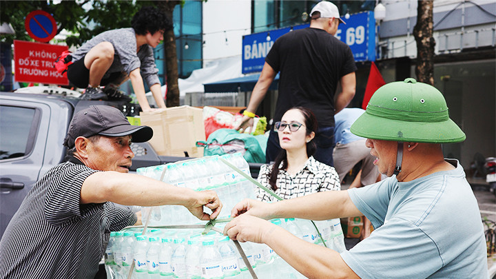 Vợ chồng diễn viên Anh Tuấn cùng bạn bè huy động nhu yếu phẩm hỗ trợ người dân gặp thiên tai. Vợ chồng diễn viên Anh Tuấn cùng bạn bè huy động nhu yếu phẩm hỗ trợ người dân gặp thiên tai.