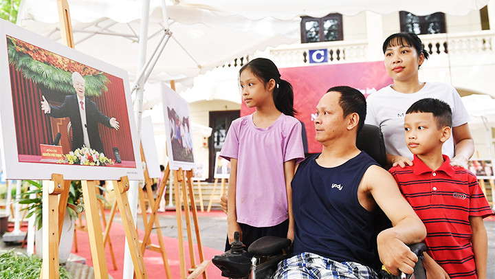 Một gia đình tranh thủ ngày nghỉ tham quan triển lãm ảnh.