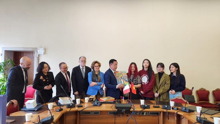 Sinh viên Nguyễn Thị Hiền Thảo tặng Trưởng đoàn công tác bức tranh "Dòng chảy Việt-Italia "