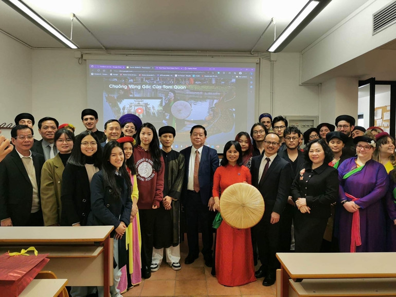 Bí thư Trung ương Đảng Nguyễn Trọng Nghĩa chụp ảnh lưu niệm cùng giáo viên và sinh viên Việt-Italia. (ẢNH: TRẦN ANH)