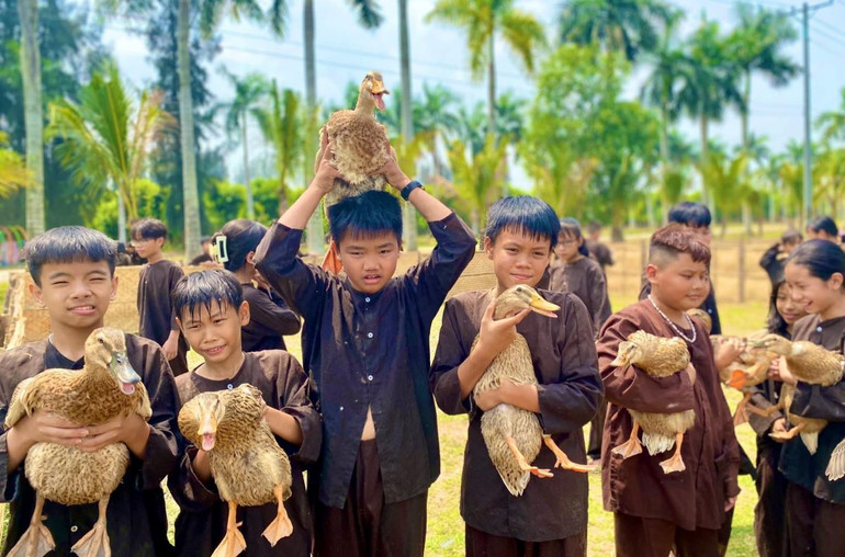 Học sinh tham gia trò chơi dân gian bắt vịt tại khu du lịch phức hợp giải trí Khang Thông-Happyland (Bến Lức, Long An).
