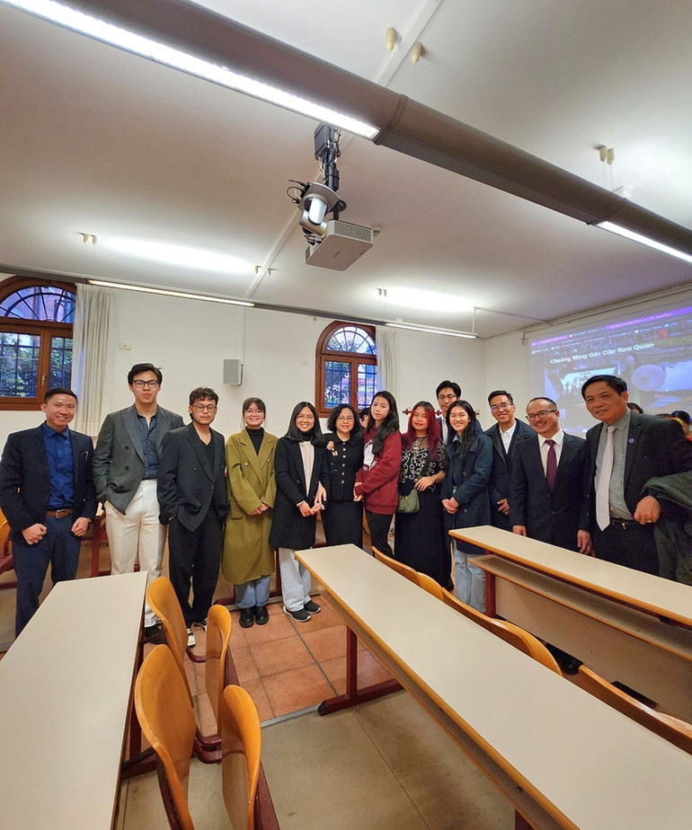 Các đại biểu Đoàn công tác giao lưu cùng các giáo viên và sinh viên Đại học Ca'sfocari. (ẢNH: TRẦN ANH)