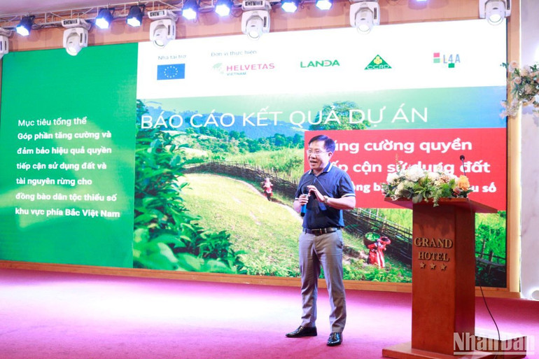 Ông Nguyễn Đức Thịnh, Phó Giám đốc Trung tâm Nghiên cứu và phát triển cộng đồng nông thôn (CCRD) chia sẻ tại Hội thảo.