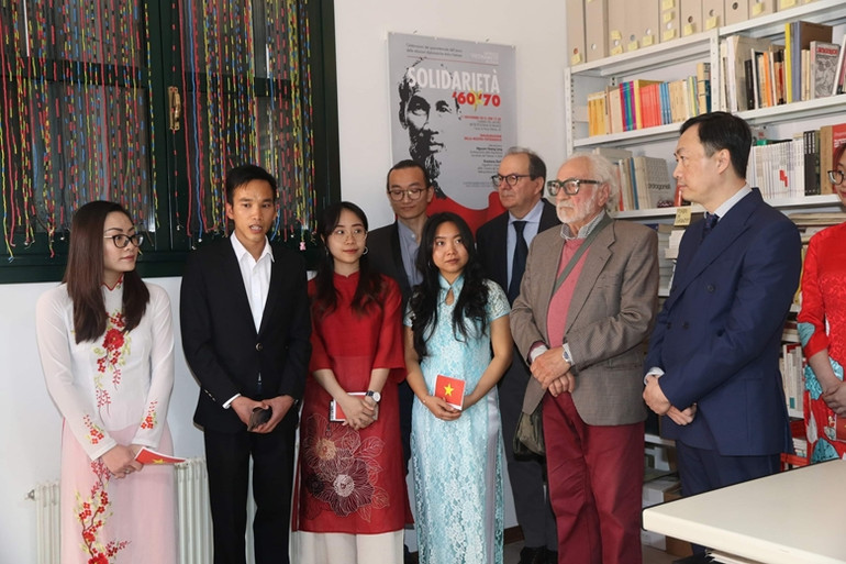 Nghiên cứu sinh sau tiến sĩ Phạm Hùng Vương (người thứ hai từ trái sang). (ẢNH: TG)