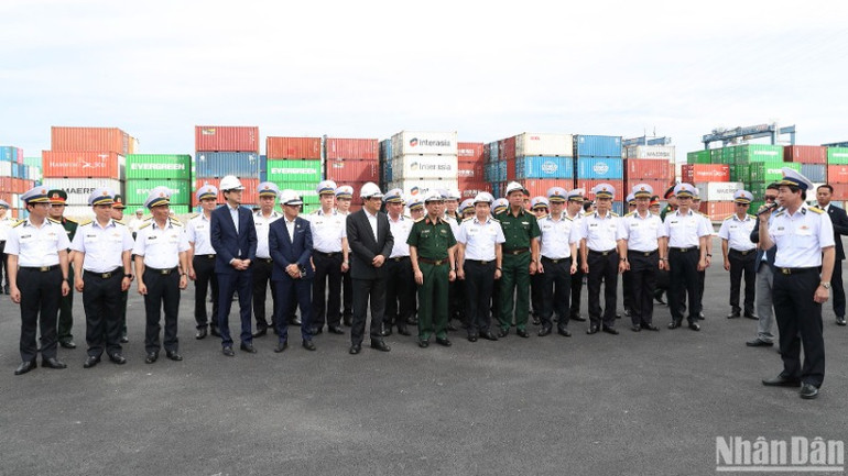 Thủ tướng Sonexay Siphandone nghe lãnh đạo Tân cảng Sài Gòn giới thiệu về cảng Tân cảng-Cát Lái. Thủ tướng Sonexay Siphandone nghe lãnh đạo Tân cảng Sài Gòn giới thiệu về cảng Tân cảng-Cát Lái.