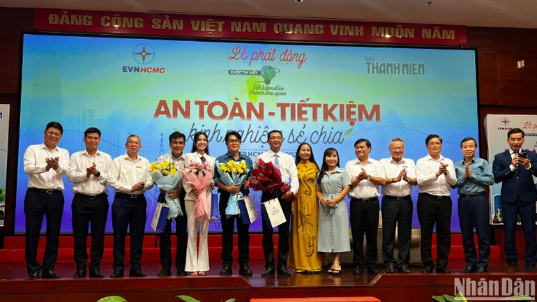 Các đại biểu chụp hình lưu niệm tại lễ phát động cuộc thi. Các đại biểu chụp hình lưu niệm tại lễ phát động cuộc thi.