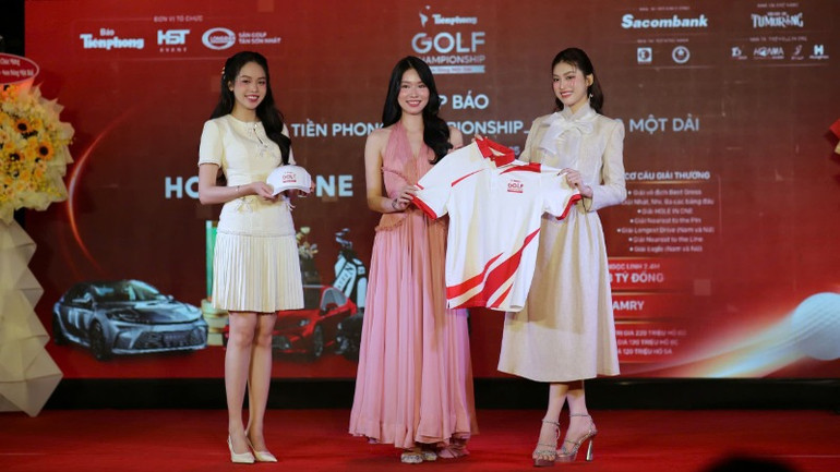 Ban tổ chức giới thiệu mẫu áo thi đấu tại Giải Tiền Phong Golf Championship - Non sông một dải.