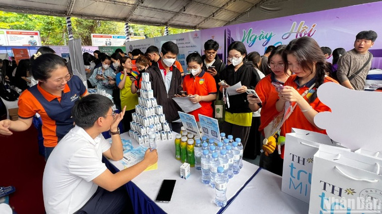 Ngày hội tuyển dụng thu hút hàng nghìn sinh viên tham gia.