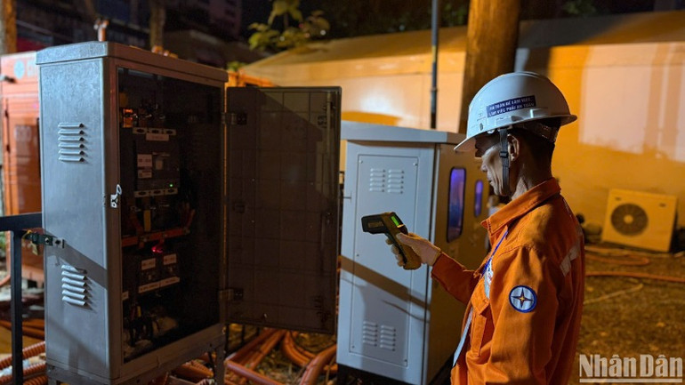 Công nhân ngành điện Thành phố Hồ Chí Minh trực vận hành quá trình cấp điện phục vụ đại lễ.