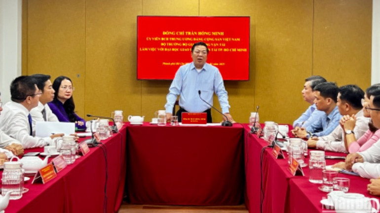 Bộ trưởng Trần Hồng Minh phát biểu chỉ đạo, định hướng với lãnh đạo nhà trường tại buổi làm việc.