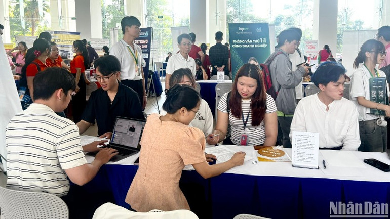 Ngày hội tạo ra hơn 11 nghìn việc làm cho các sinh viên tại doanh nghiệp.